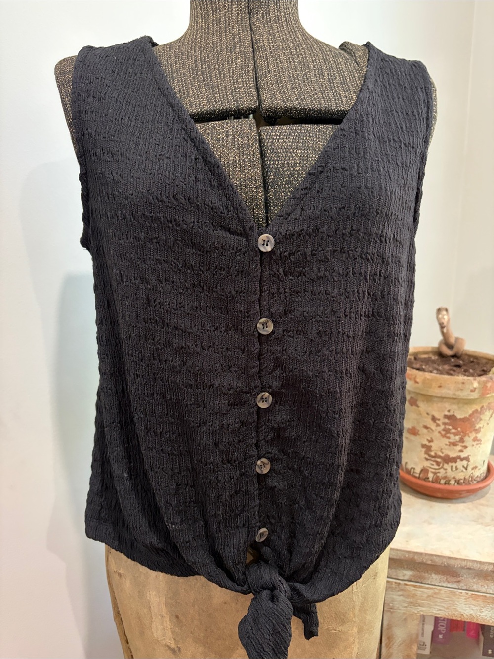 Sanctuary "Tied To You" Black Textured Tie-Front Button Tank - Size Small